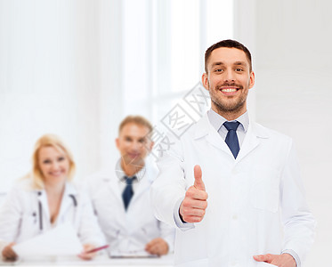 医疗保健,职业医学微笑的男医生白色背景上竖大拇指高清图片