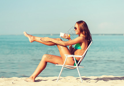 暑假,假期人们的微笑的轻女人海滩的休息室日光浴图片