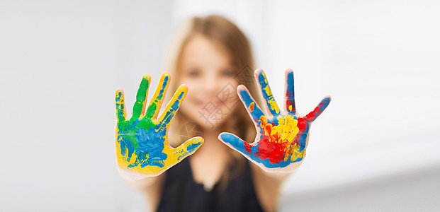 教育,学校,艺术痛苦的小学生女孩展示彩绘的手图片