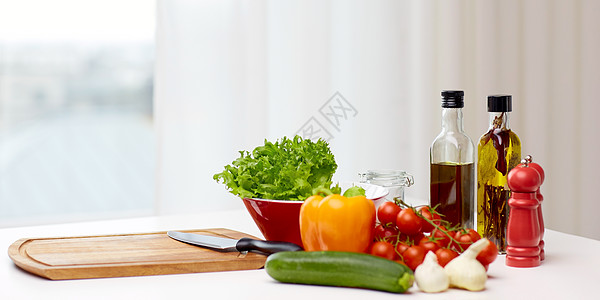 厨房桌子烹饪,静物,食物健康的饮食新鲜成熟的蔬菜,香料厨房餐桌上的厨具背景