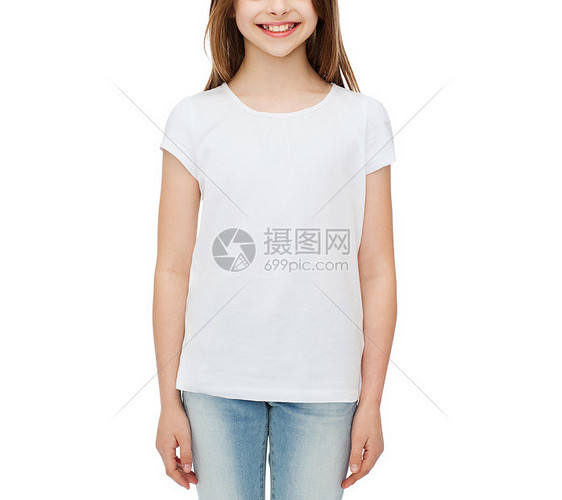 广告t恤微笑的小女孩穿着白色空白t恤白色背景微笑的小女孩穿着白色空白T恤图片