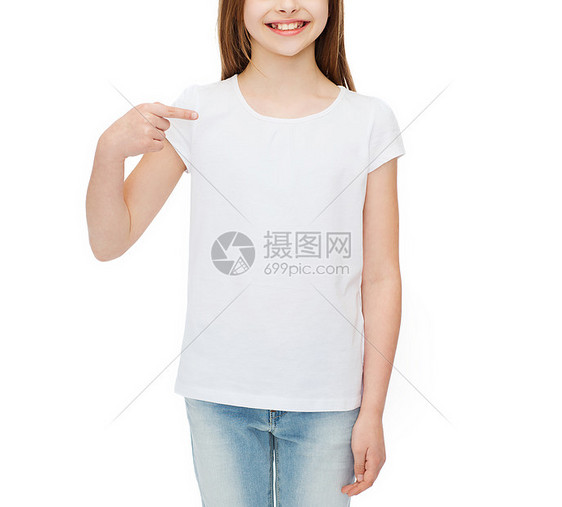 T恤的理念微笑的小女孩穿着空白的白色T恤指向自己微笑的小女孩穿着空白的白色t恤图片