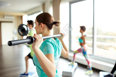 健身,运动,人生活方式的近距离的运动员锻炼与酒吧台阶平台健身房图片
