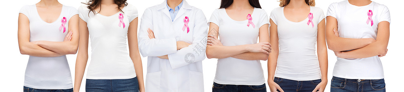 医疗保健医学群微笑的妇女医生穿着空白的T恤,粉红色的乳腺癌意识丝带微笑的女人带着粉红色的癌症意识丝带图片