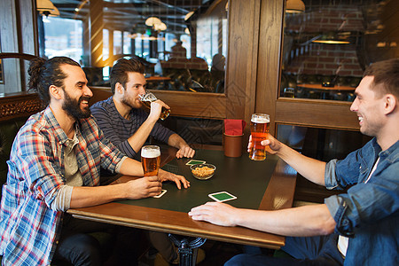 人,休闲,友谊单身汉聚会的快乐的男朋友酒吧酒吧喝啤酒图片