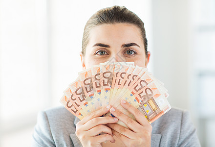商业,金融,储蓄,银行人的接近女人隐藏她的脸背后的欧元货币球迷图片