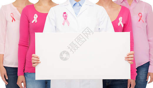 医疗保健,人医学妇女穿着衬衫与粉红色乳腺癌意识丝带空白白板白色背景图片