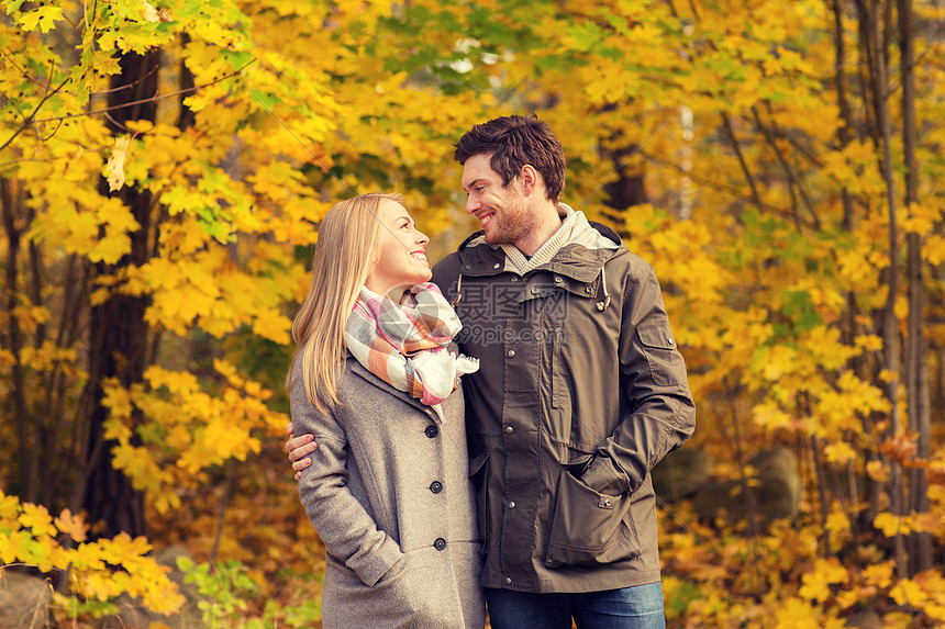 爱,关系,家庭人的微笑的夫妇拥抱秋天的公园图片