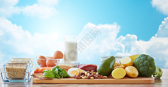 平衡饮食,烹饪,烹饪食物蔬菜,水果肉类木制桌子上蓝天云背景图片