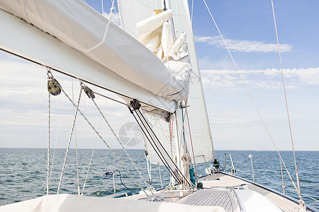 度假旅行游轮休闲帆船桅杆游艇海上航行背景图片