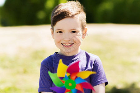 夏天,童,休闲人们的快乐的小男孩与五颜六色的风车玩具户外图片