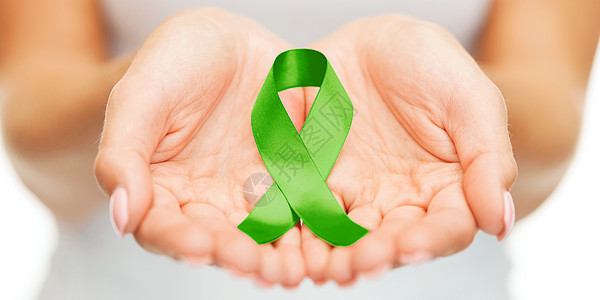 保健医学女手握绿色器官移植意识丝带双手着绿色的意识丝带图片