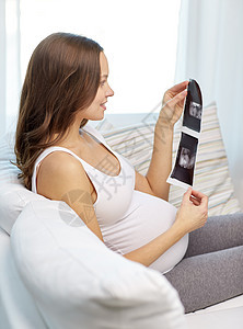 怀孕,母亲,人医学的快乐的孕妇家里看超声波图像图片