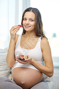 怀孕,食物,健康饮食,人期望快乐的孕妇家吃水果图片