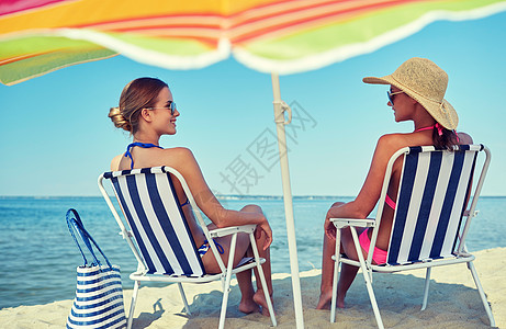 暑假,旅行人们的快乐的女人海滩的休息室日光浴图片
