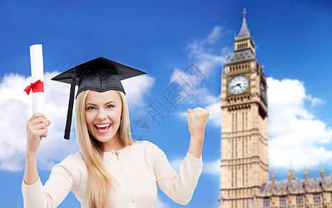 教育,学校,知识,毕业人的快乐的学生女孩妇女特伦彻帽与文凭证书大本塔伦敦背景图片