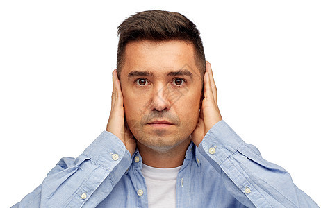 问题,情绪,压力,听力问题人的中拉丁人用手捂住耳朵的脸图片