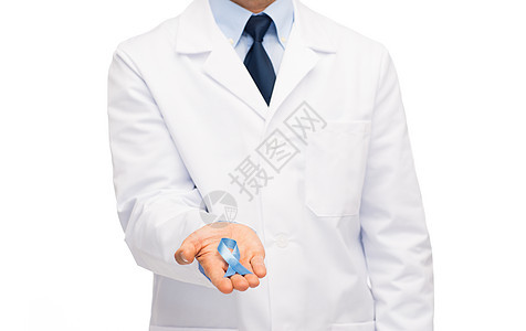 医疗保健,专业,人医学密切男医生穿着白色外套,手持天蓝色前列腺癌意识丝带背景图片