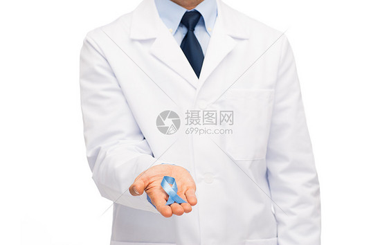 医疗保健,专业,人医学密切男医生穿着白色外套,手持天蓝色前列腺癌意识丝带图片