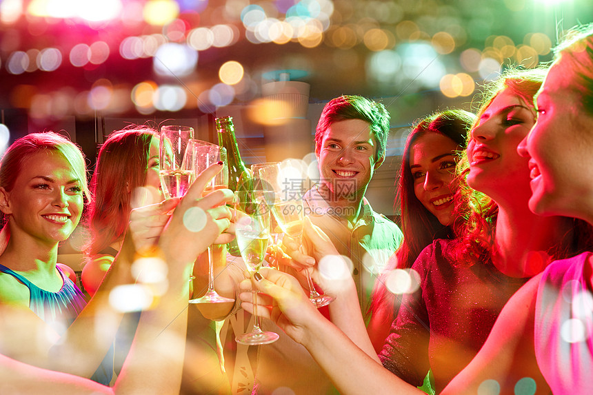 ‘~派,假期,庆祝,夜生活人们的微笑的朋友俱乐部里碰杯香槟啤酒  ~’ 的图片