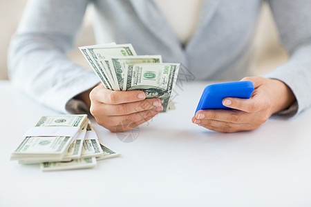 手机支付商业金融储蓄技术人的用智能手机、美元、女人的手背景