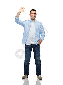 幸福人们的微笑的人穿着衬衫牛仔裤挥舞着手微笑的人挥手图片