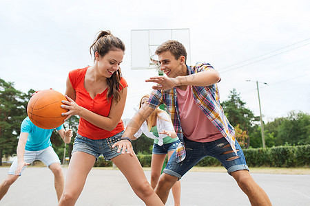 暑假,运动,游戏友谊的群快乐的青少户外打篮球图片