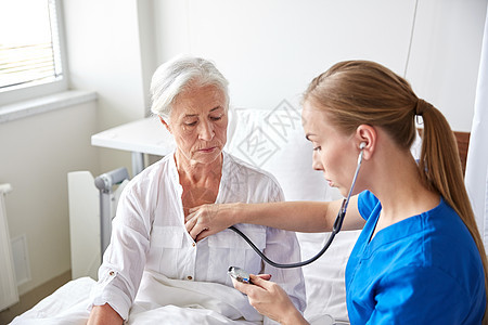 医学,龄,支持,保健人的医生护士用听诊器访问老妇女,并检查她的呼吸心跳医院病房图片