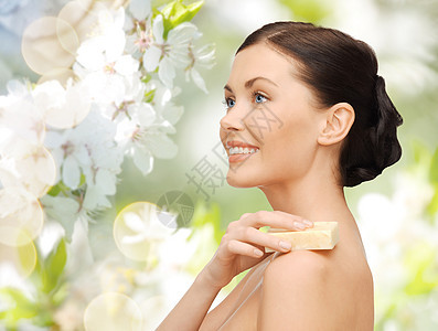人,美,卫生夏季美丽的女人与肥皂棒绿色樱花背景图片