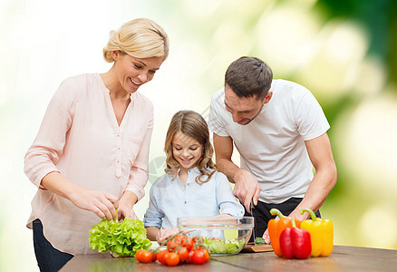 素食,烹饪,幸福人们的快乐的家庭烹饪蔬菜沙拉晚餐绿色自然背景图片