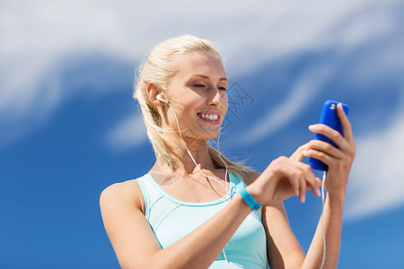 健身,运动,人,技术健康的生活方式微笑的轻妇女与智能手机耳机听音乐户外锻炼图片
