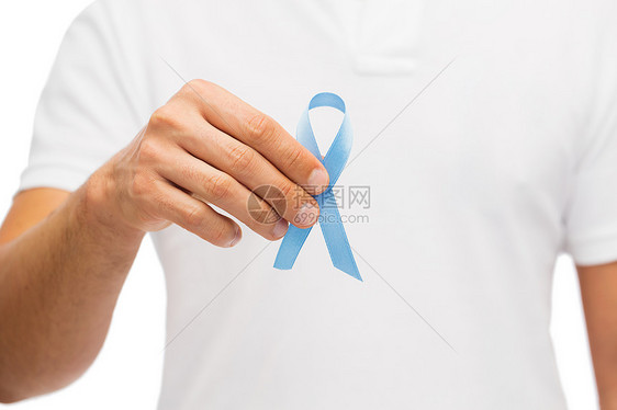 医学,保健,手势人的特写男手蓝色前列腺癌意识丝带图片