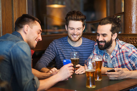 人,男人,休闲,友谊技术快乐的男朋友与智能手机酒吧酒吧喝啤酒图片