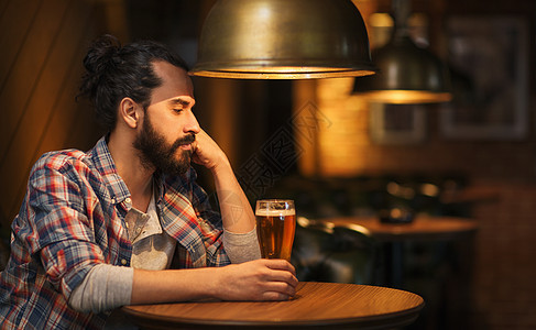 人,孤独,酒精生活方式的快乐的单身男人留着胡子酒吧喝啤酒图片