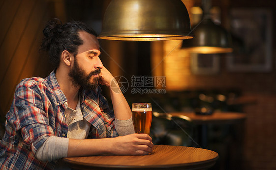 人,孤独,酒精生活方式的快乐的单身男人留着胡子酒吧喝啤酒图片