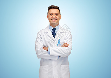 医疗保健,专业,人医学微笑的男医生穿着白色外套与天蓝色前列腺癌意识丝带图片