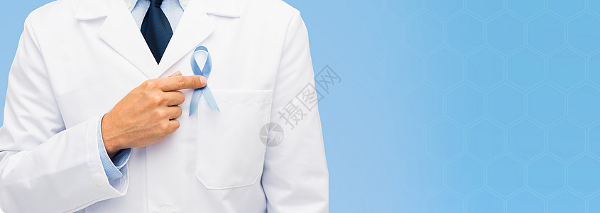 医疗保健,专业,人医学密切男医生的手与天蓝色前列腺癌意识丝带背景图片