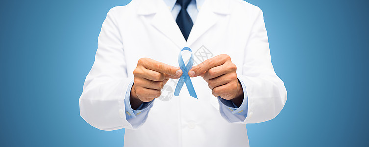 医疗保健,专业,人医学近距离男医生手天蓝色前列腺癌意识丝带图片