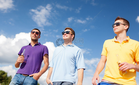 暑假,假期,人们单身汉聚会的群快乐的男朋友喝啤酒,沿着海滩散步图片