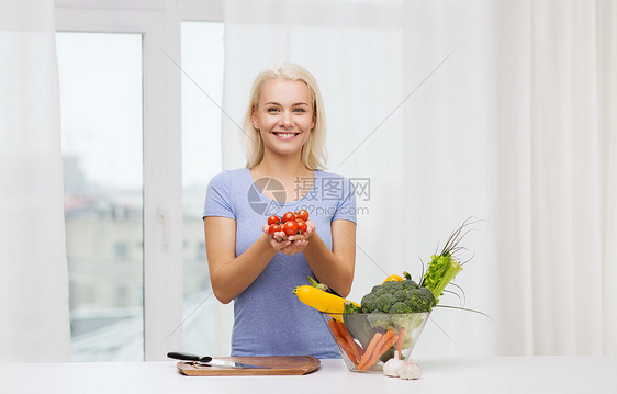 健康的饮食,烹饪,素食,节食人们的微笑的轻女人家里图片