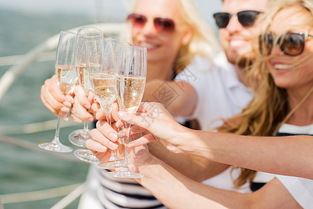 葡萄酒杯假期,旅行,海洋,假期人的亲密的快乐朋友,碰杯香槟航行游艇上背景