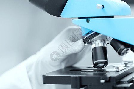 科学化学生物学医学人的科学家手套显微镜临床实验室进行研究图片