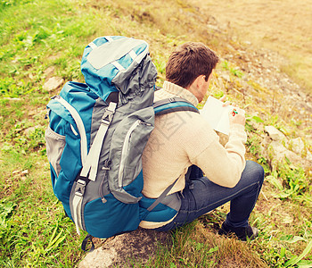 冒险,旅行,旅游,徒步旅行人的男人背包坐地上后图片