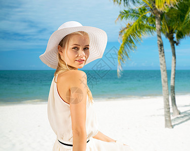 暑假,假期生活方式的美丽的女人帽子享受夏天的户外图片