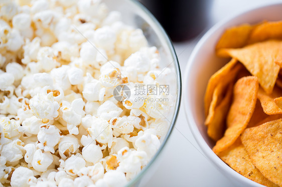 快餐,垃圾食品健康的饮食爆米花玉米薯片玉米片碗中图片