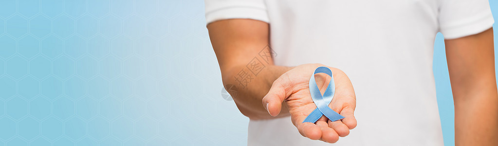 男手持蓝色前列腺癌意识丝带图片