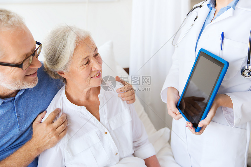 男子医生与平板电脑医院病房图片