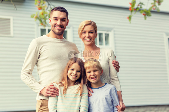 幸福的家庭站户外的房子前图片