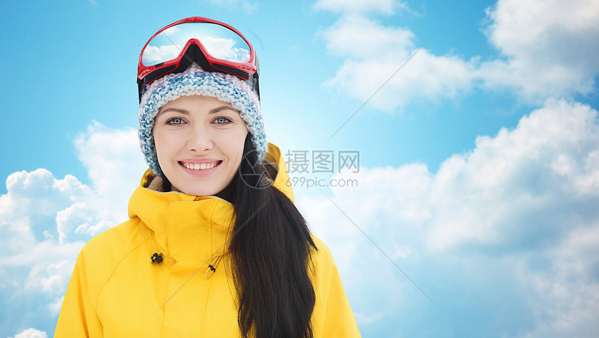 冬季,休闲,运动人的快乐的轻女子滑雪护目镜蓝天云的背景图片