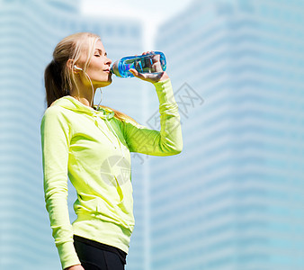 健身生活方式妇女户外运动后饮水女人户外运动后喝水图片